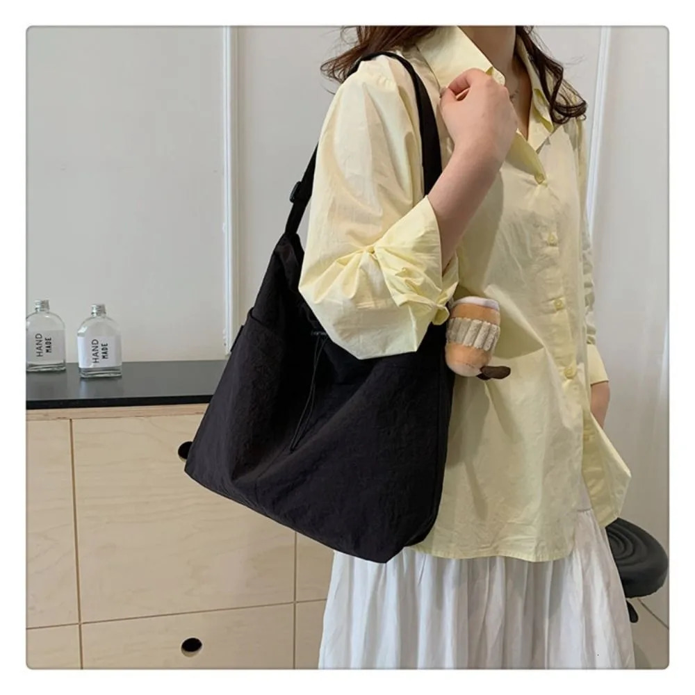 Fashion Drawstring Shoulder Bag Travel Casual Nylon Tote Large Capacity Waterproof Crossbody Bucket Women 241111