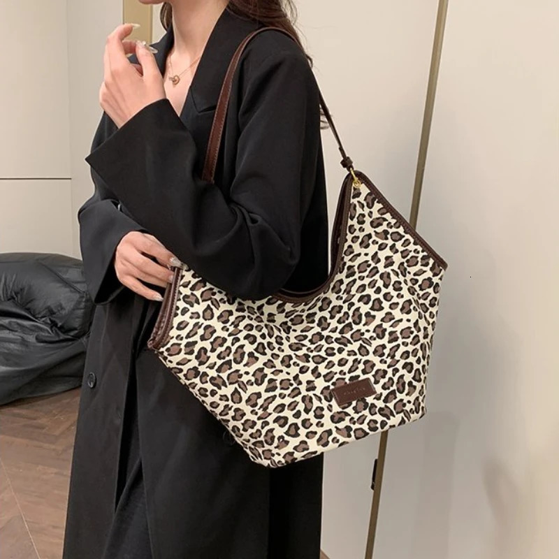 high-end retro canvas womens handbag niche Commuting handbag high-quality fashionable simple armrest shoulder bag 241111