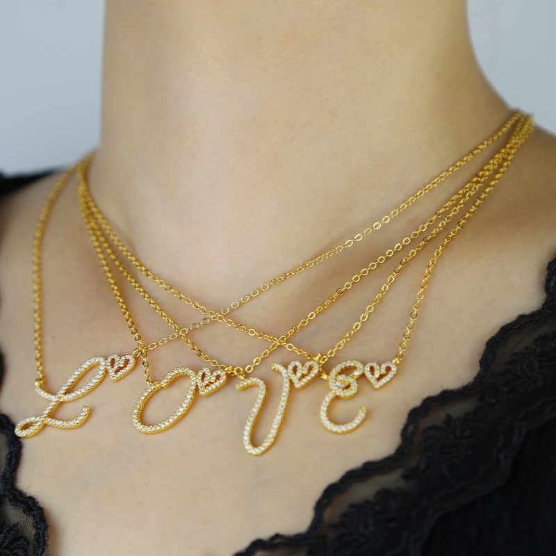 2024 New Initial Cursive Letters with Heart Pendant Necklaces Iced Out Initial Necklace Bling Cz Paved Fashion Jewelry Collier