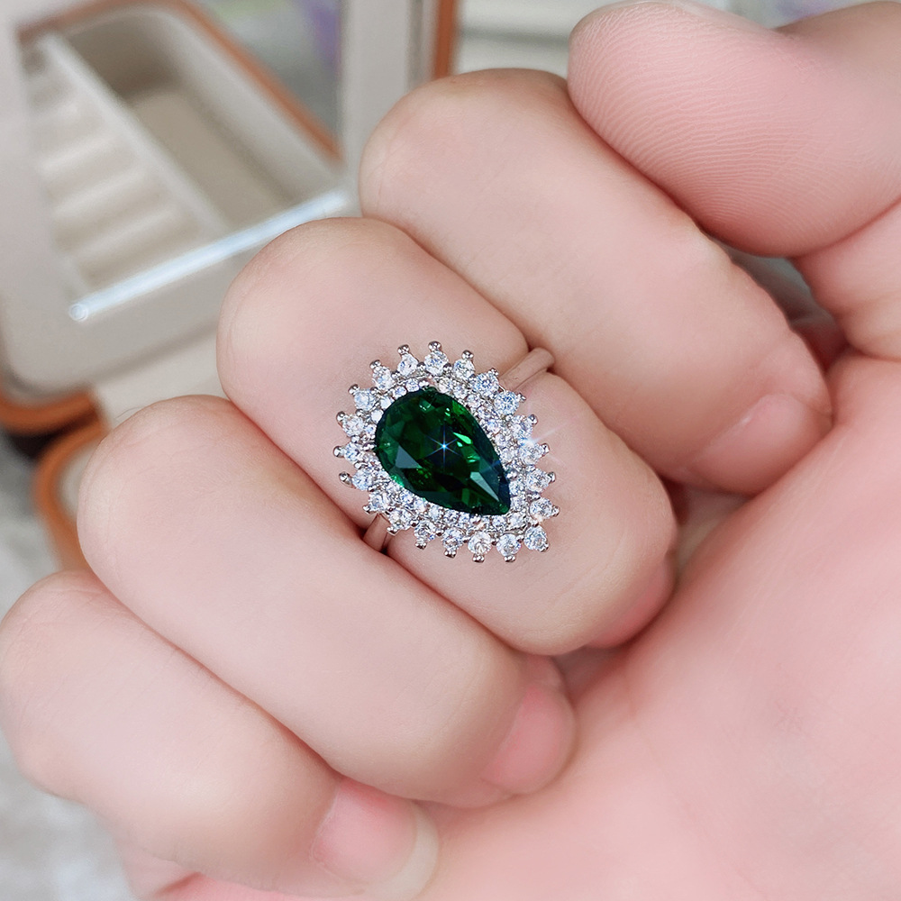 Classic Teardrop Shape Crystal Ring Women 925 Sterling Silver Diamond Ring Designer Party Dress Solitaire Ring Luxury Wedding Jewelry