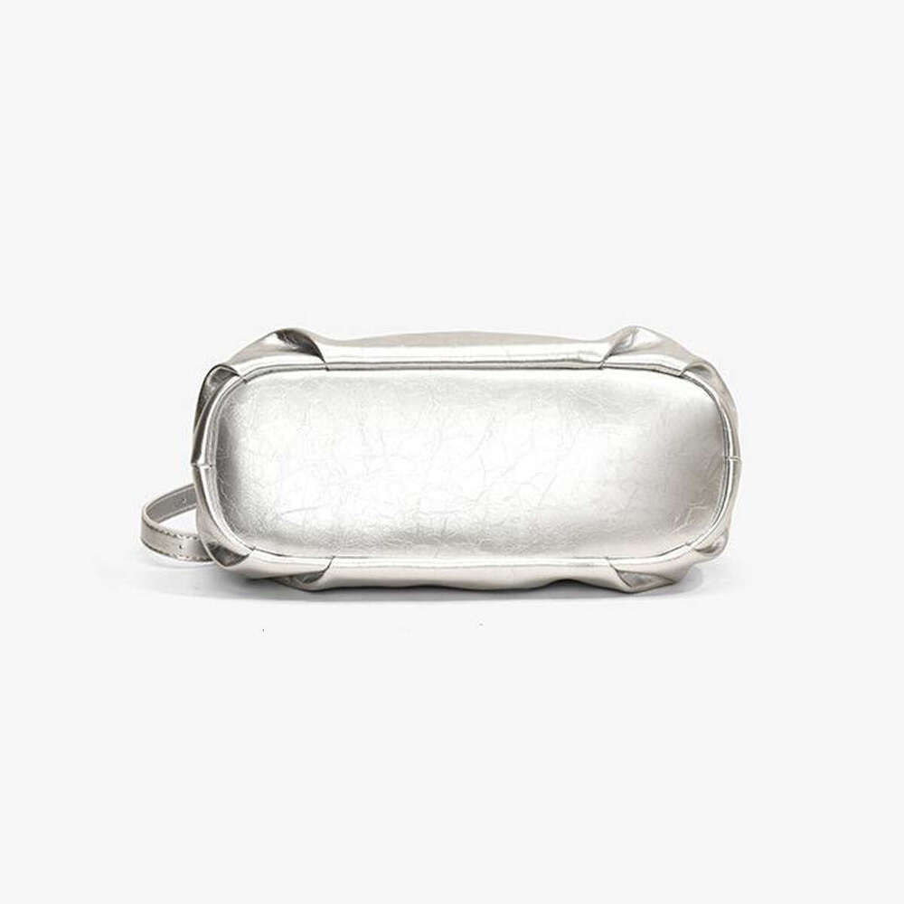 2024 European and American retro style sier large-capacity street trend chain shoulder crossbody Tote bag woman