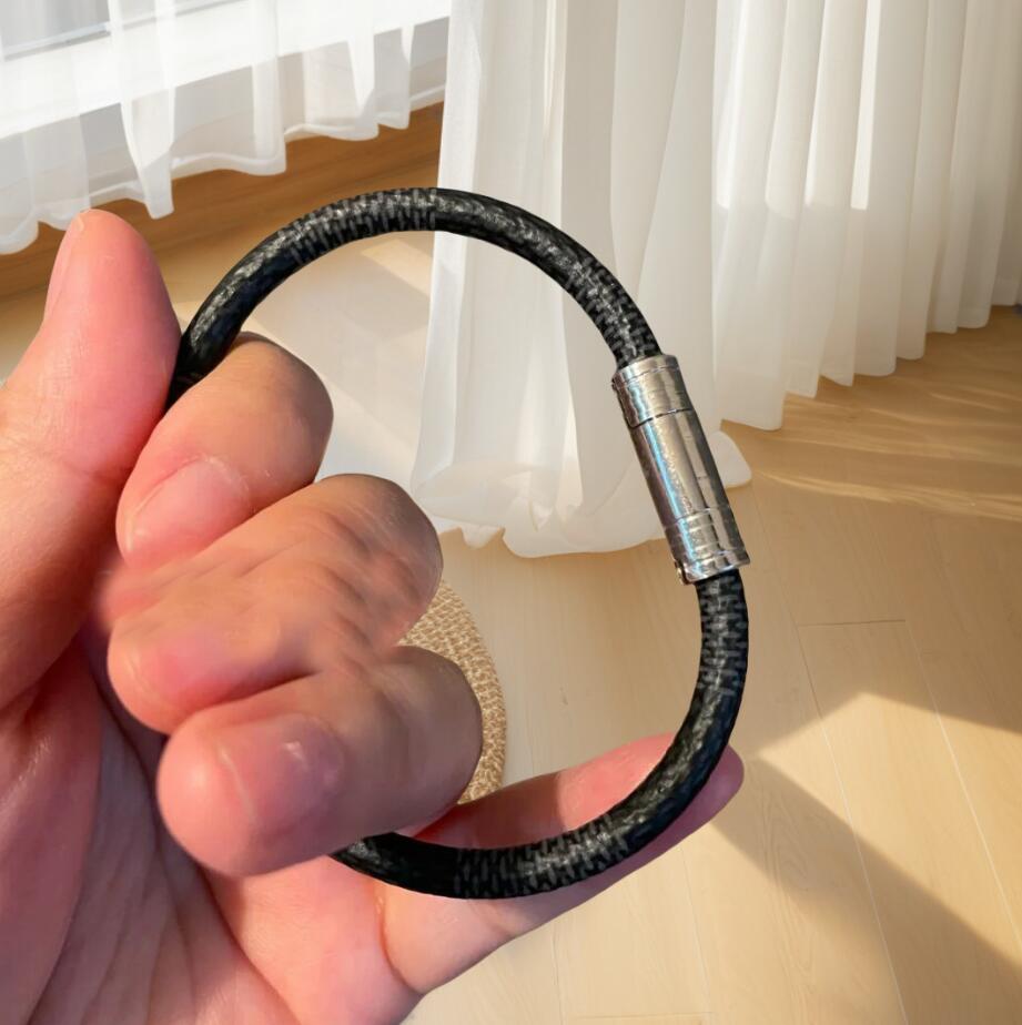 Charm designer bracelets mens bracelet plated silver buckle pulsera retro luxury jewelry woman simple classic fashion bangle flower plaid om024