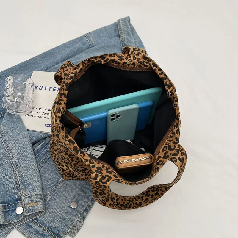 Leopard canvas shopping bag casual and fashionable womens shoulder bag handbag large capacity shopping bag zipper handbag 241111