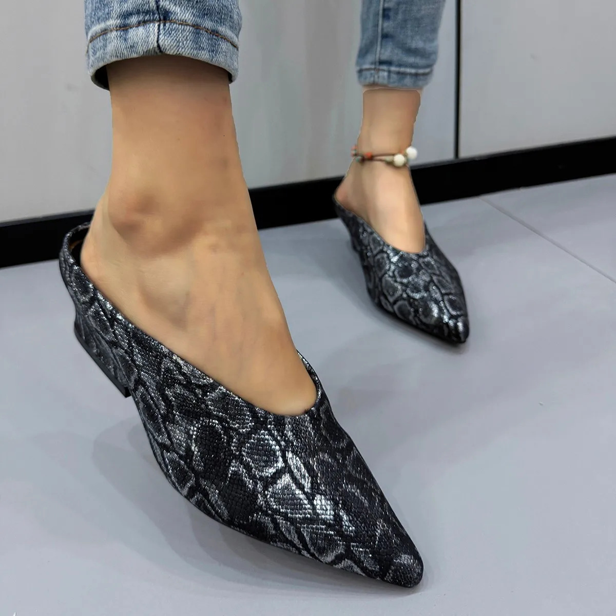 Pointed Toe womens mule shoes 2024 er short and chubby snake shaped slider autumn suspender shoes walking dress drone Zapatillas 241111