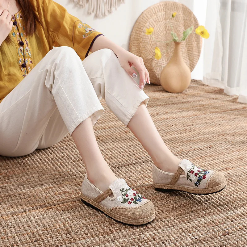 Canvas shoes for women retro Bohemian linen smooth and comfortable. Loafers womens casual embroidered hemp sole sneakers 241111