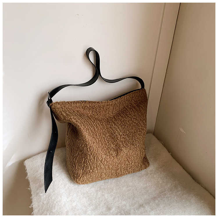 Leisure large capacity bag for women in winter 2024, new woolen shoulder bag, lazy style shoulder bag, underarm bucket bag
