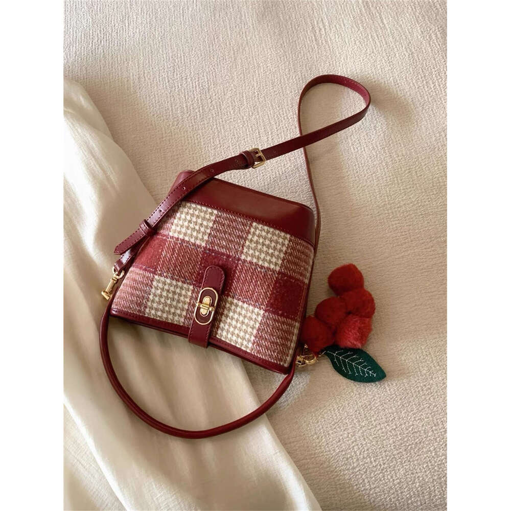 Red plaid mini bucket Women's premium feel felt handbag 2024 new casual shoulder crossbody bag