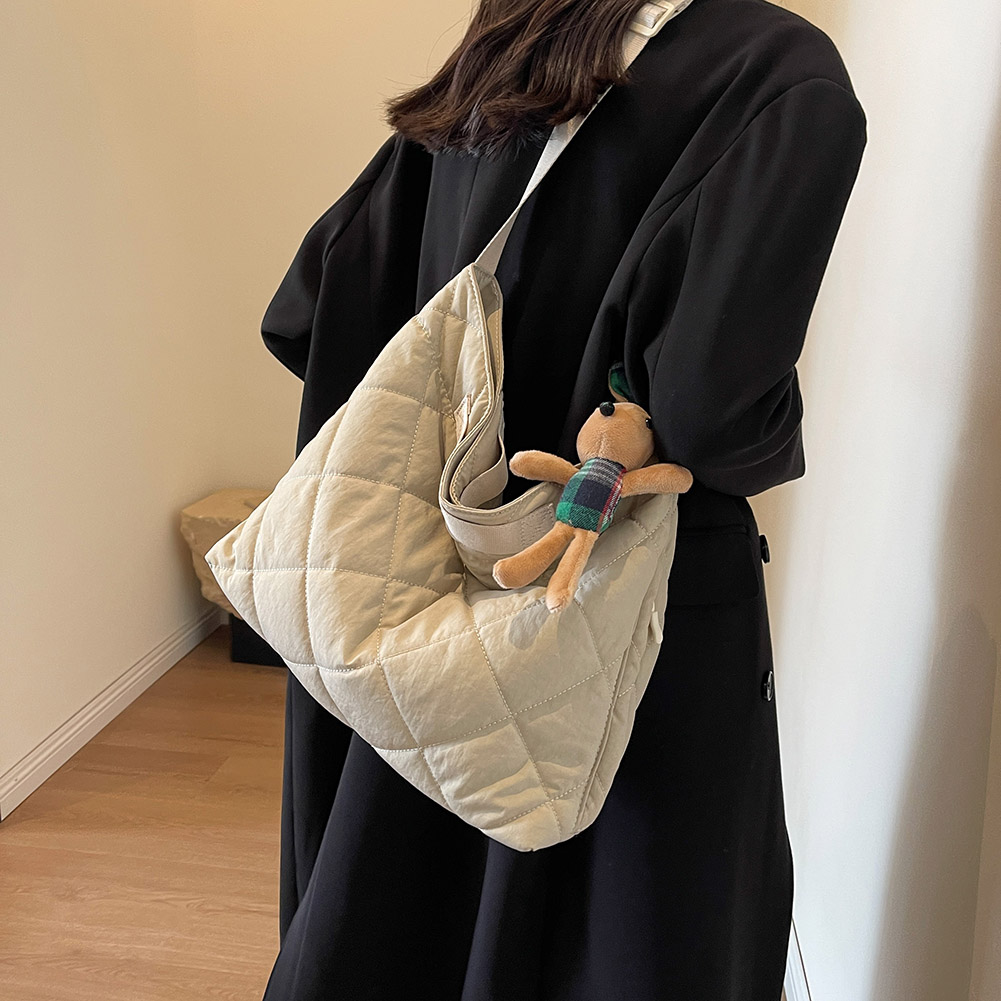 Quilted Tote Bag for Women Winter Padded Down Hobo Bag with Pendant Puffy Crossbody Bag Cute Puffer Handbag Female Sling Bags