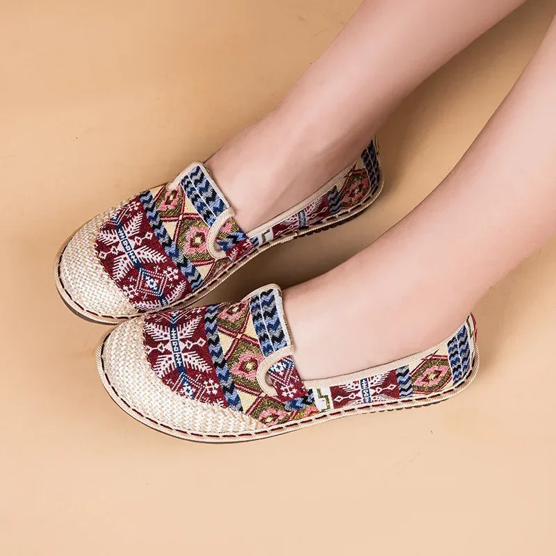 High quality womens shoes ethnic style womens embroidered shoes womens fashionable breathable flat casual shoes 2024 241111
