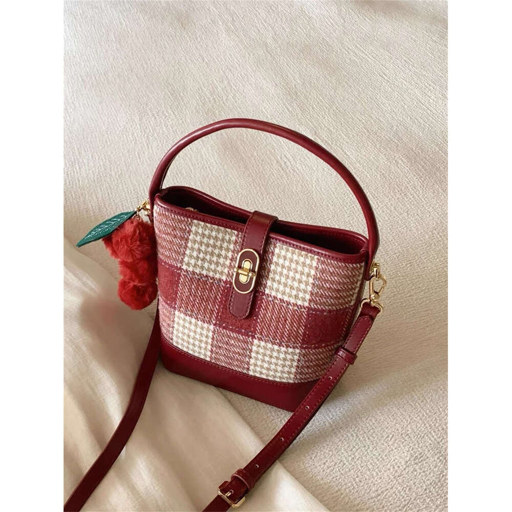 Red plaid mini bucket Women's premium feel felt handbag 2024 new casual shoulder crossbody bag