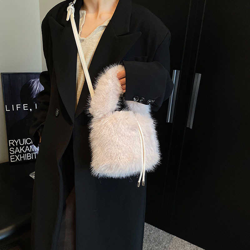 Handheld Plush Bucket Bag New Winter Versatile Single Shoulder Crossbody Bags Women s Fur Handbags 241112