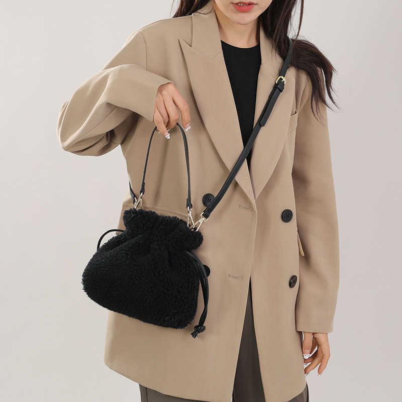 Lucky Bag Female Autumn Winter Lamb Wool Handheld Wallet Drawstring Diagonal Bucket Bags Shoulder Plush Bag Handbags 241112