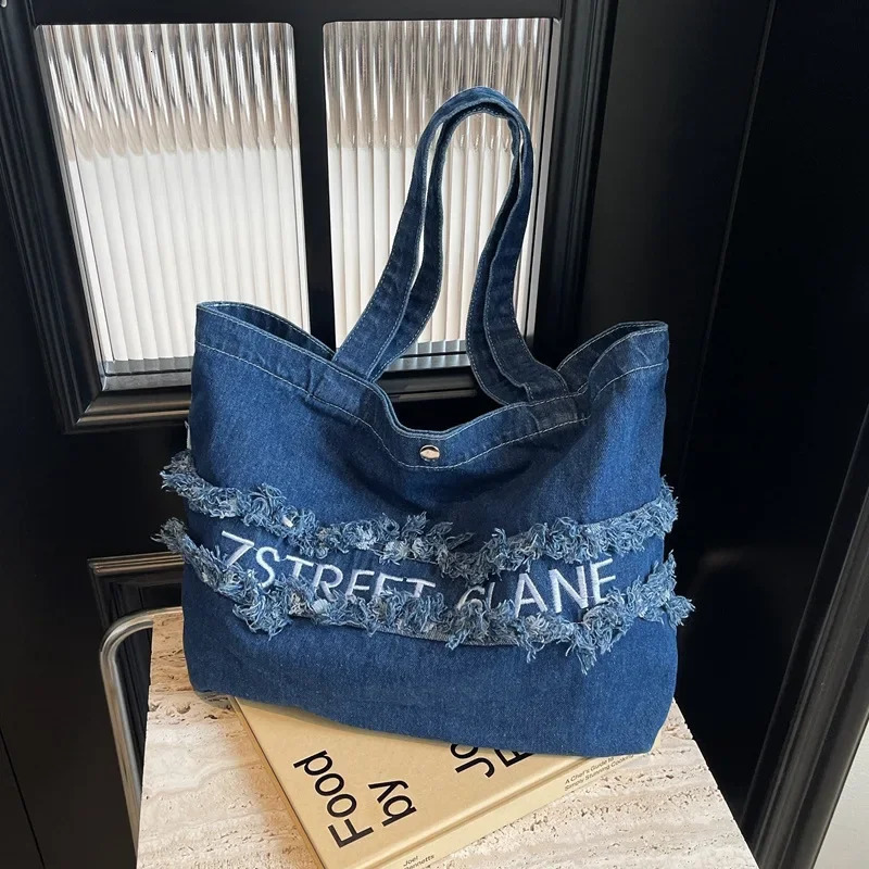 Korean niche washed denim canvas bag for women fashionable large capacity commuting shoulder bag 241111