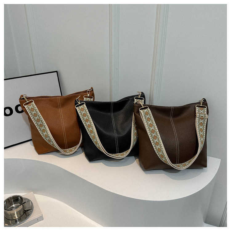 This year's popular high-quality bucket simple bag women's bag PU car stitching diagonal cross shoulder armpit bag