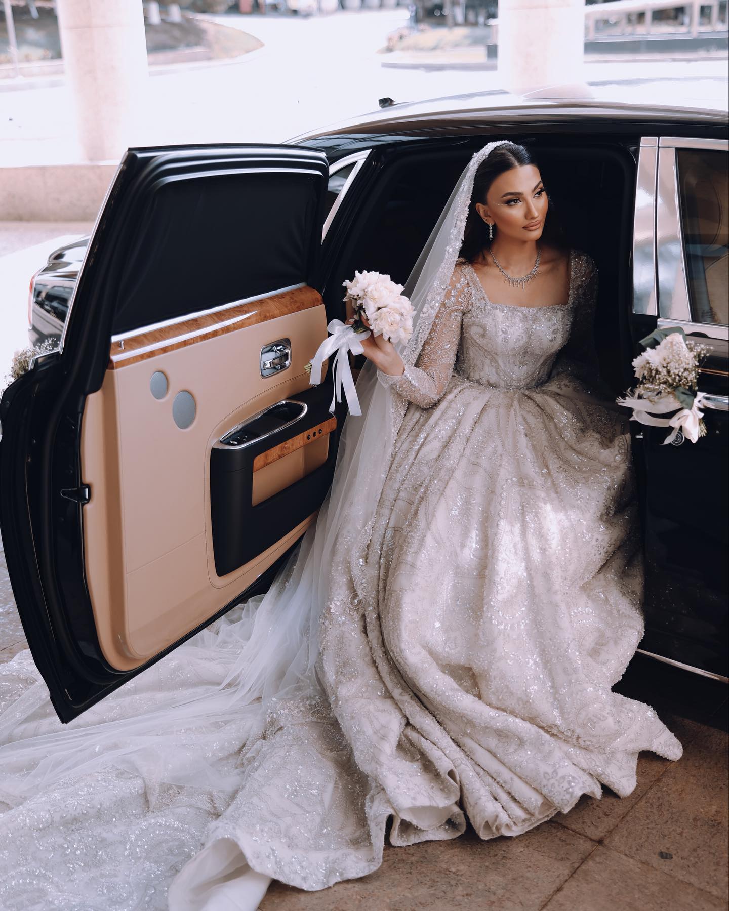 Saudi arabic crystal ball gown Wedding Dress for bride square neck long sleeves sequins beaded wedding dresses ruffle Dubai r Bridal gowns plus size