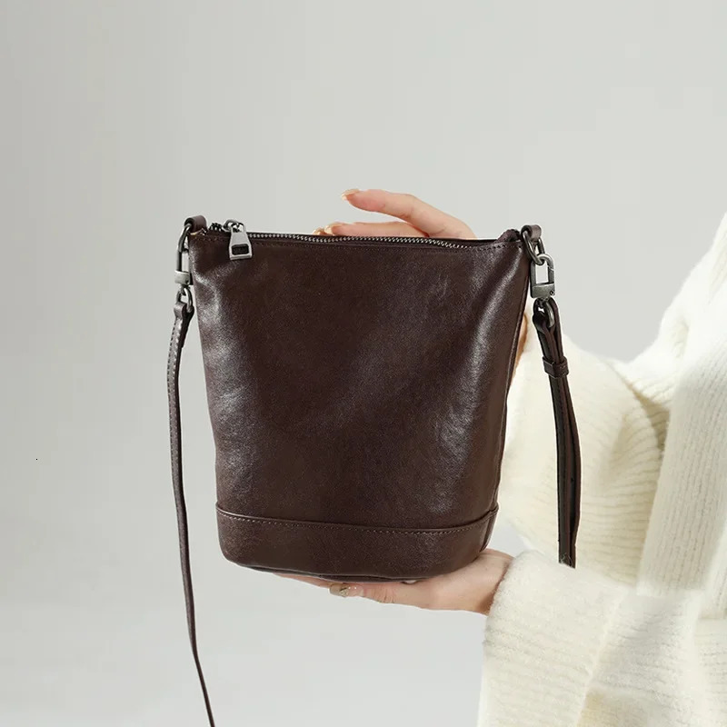 Top Layer Vegetable Tanned Cowhide Small Bucket Bag for Womens Winter Retro Genuine Leather Single Shoulder Crossbody 241111