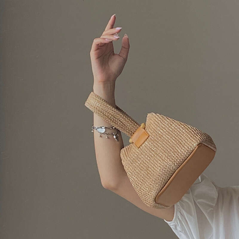 Cute girl carrying straw female 2024 new niche personality summer chain single shoulder braided bag tide