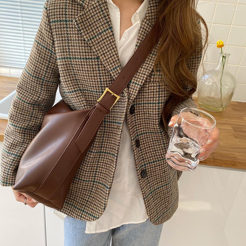 2025 NEW Bag All-matching Ins Crossbody For Women Autumn And Winter Fashion One Red Niche Design Large Capacity Shoulder zhanyishengli