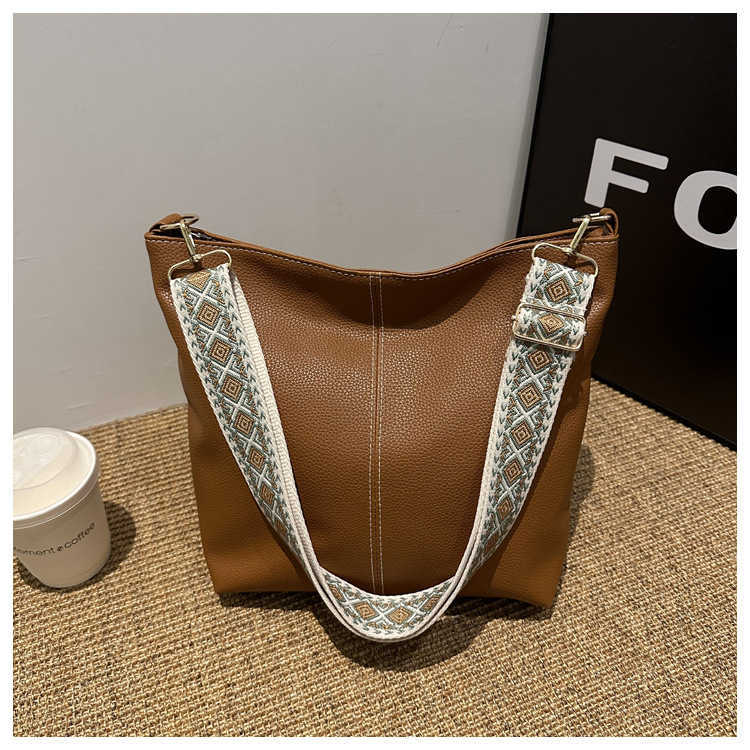 This year's popular high-quality bucket simple bag women's bag PU car stitching diagonal cross shoulder armpit bag