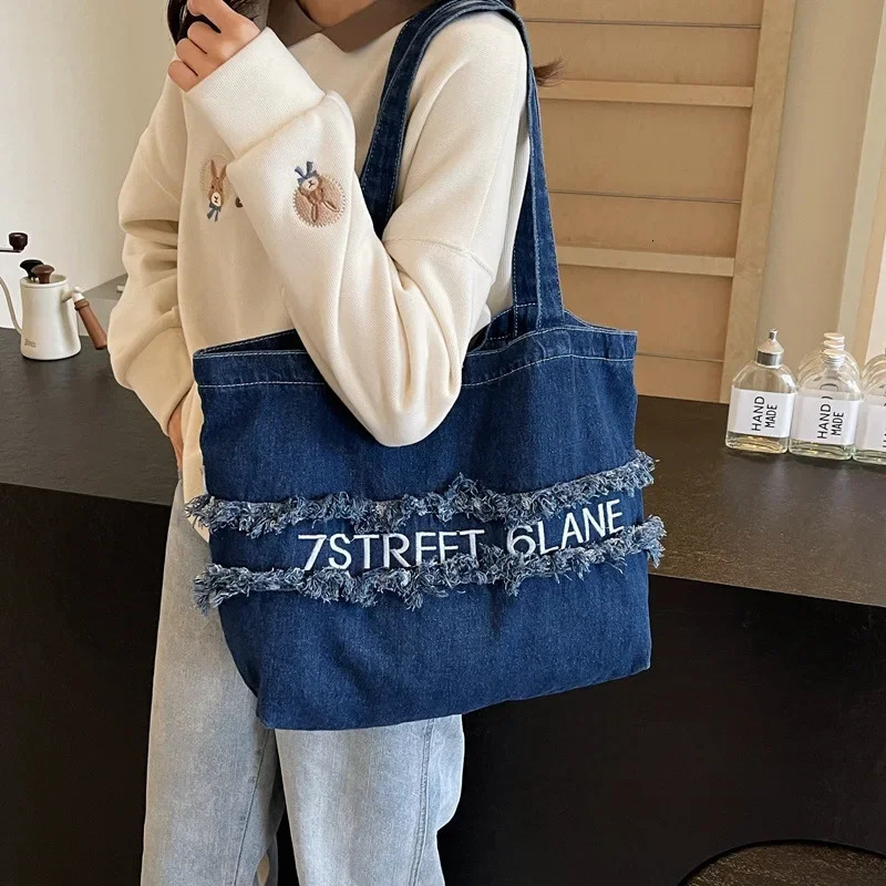 Korean niche washed denim canvas bag for women fashionable large capacity commuting shoulder bag 241111
