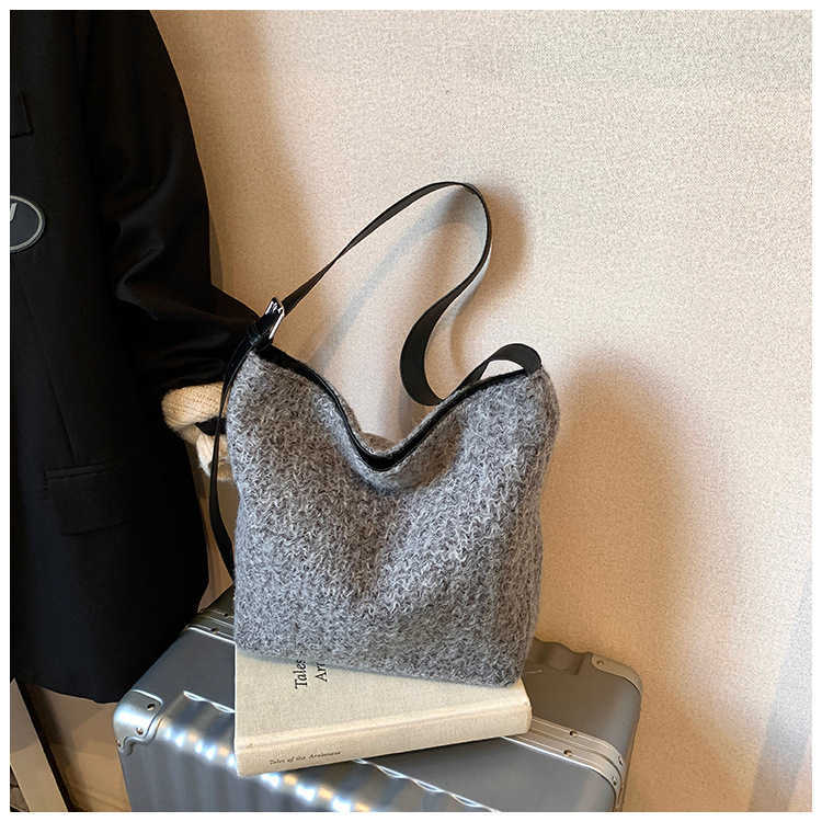 Leisure large capacity bag for women in winter 2024, new woolen shoulder bag, lazy style shoulder bag, underarm bucket bag