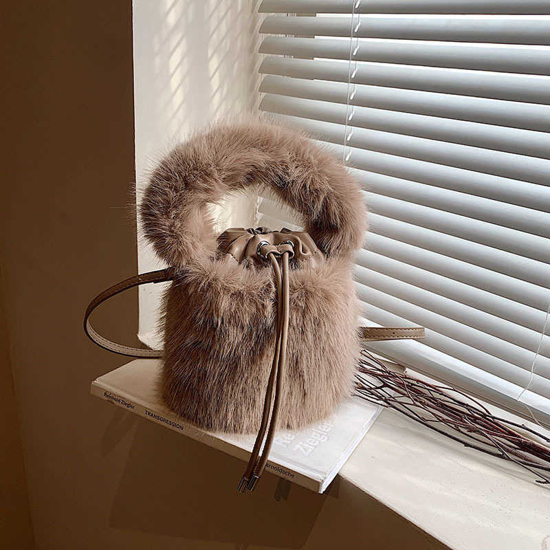 Handheld Plush Bucket Bag New Winter Versatile Single Shoulder Crossbody Bags Women s Fur Handbags 241112