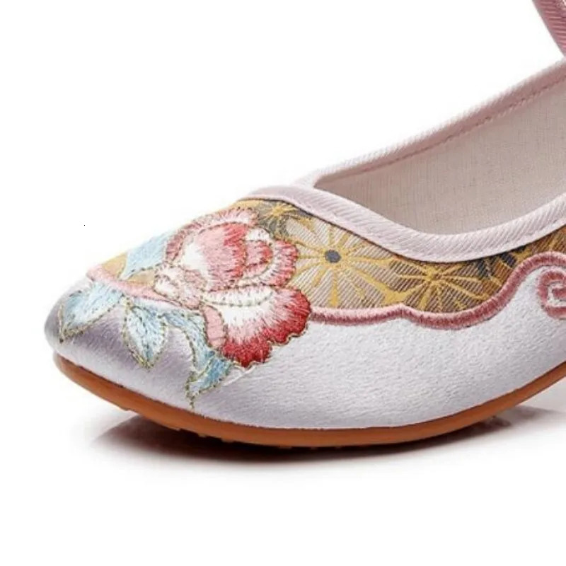 Women Ankle Strap Embroidered Mid-Heel Dress Shoe Round Toe Retro Mary Jane Spring Shoes Ethnic Style Fabric Pumps 241112