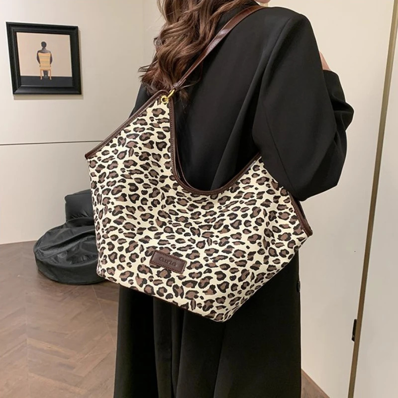 high-end retro canvas womens handbag niche Commuting handbag high-quality fashionable simple armrest shoulder bag 241111