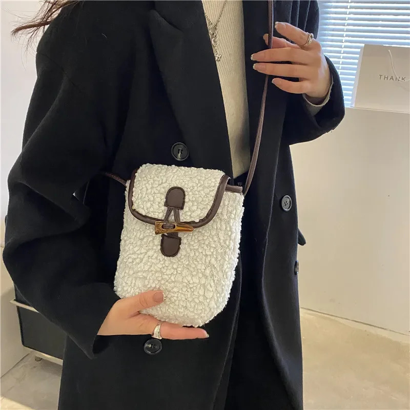 Lambswool Phonebag Women Faux Fur Bags Tender Sweet Lovely Cross Body Teenagers Female Portable Horn Button Plush Square Cozy 241111