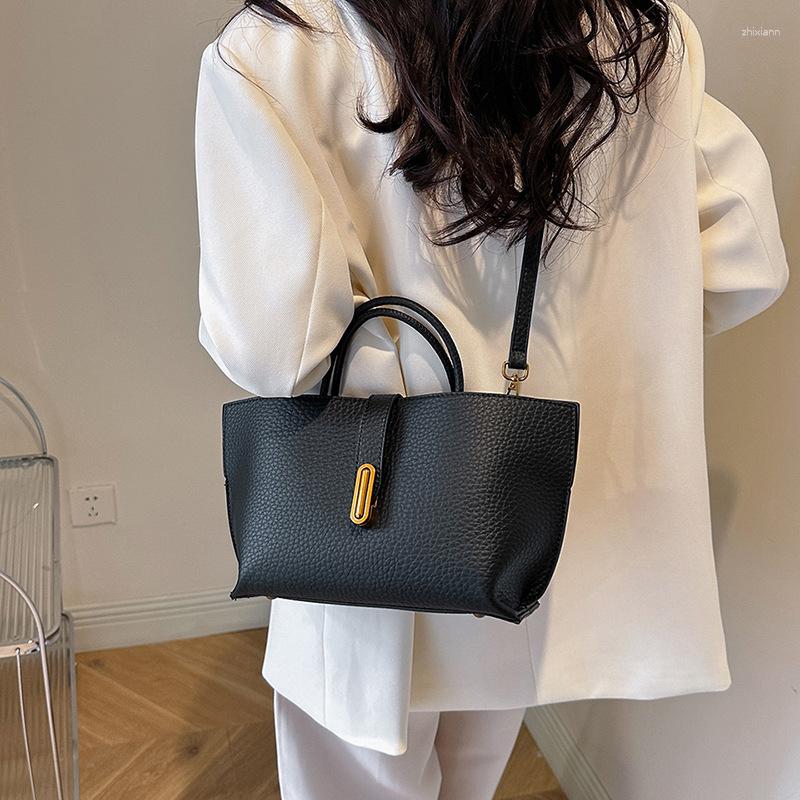 New Free Delivery 2025S Designer Totes Fashion High-end Texture Large Bag Women Vintage Bucket Fashionable Western Style All-match Commuter Crossbody 