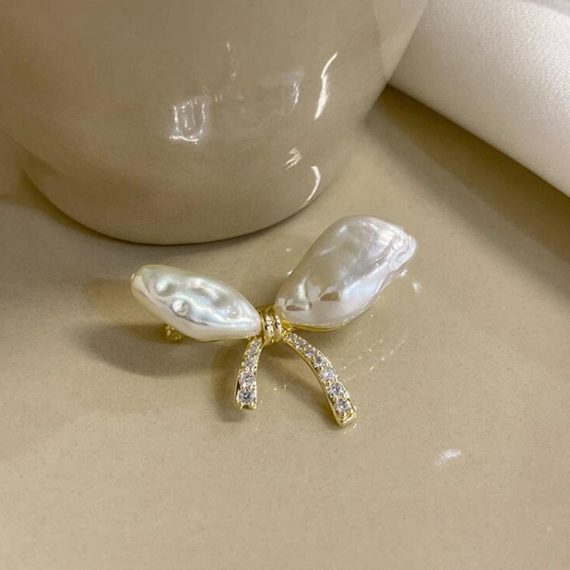 Irregular Pearl Elegant Bow Rhinestone Brooches Pins For Women Stylish Minimalist Silk Scarf Buckle Clothing Jewelry Accessories smile