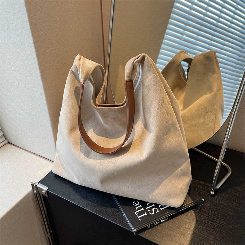 Large capacity simple casual tote bag for women 2024 new fashionable and versatile single shoulder commuting bag, high-end handbag 241113