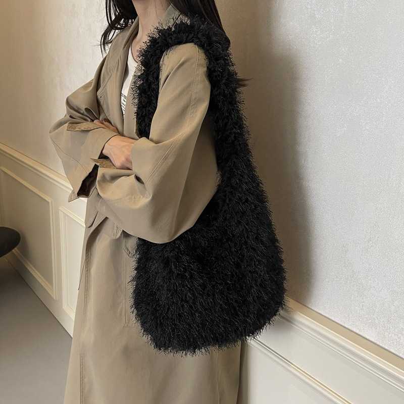 Small Korean version popular plush shoulder bag for women 2024, large capacity versatile tote bag, fashionable and simple handbag 241113