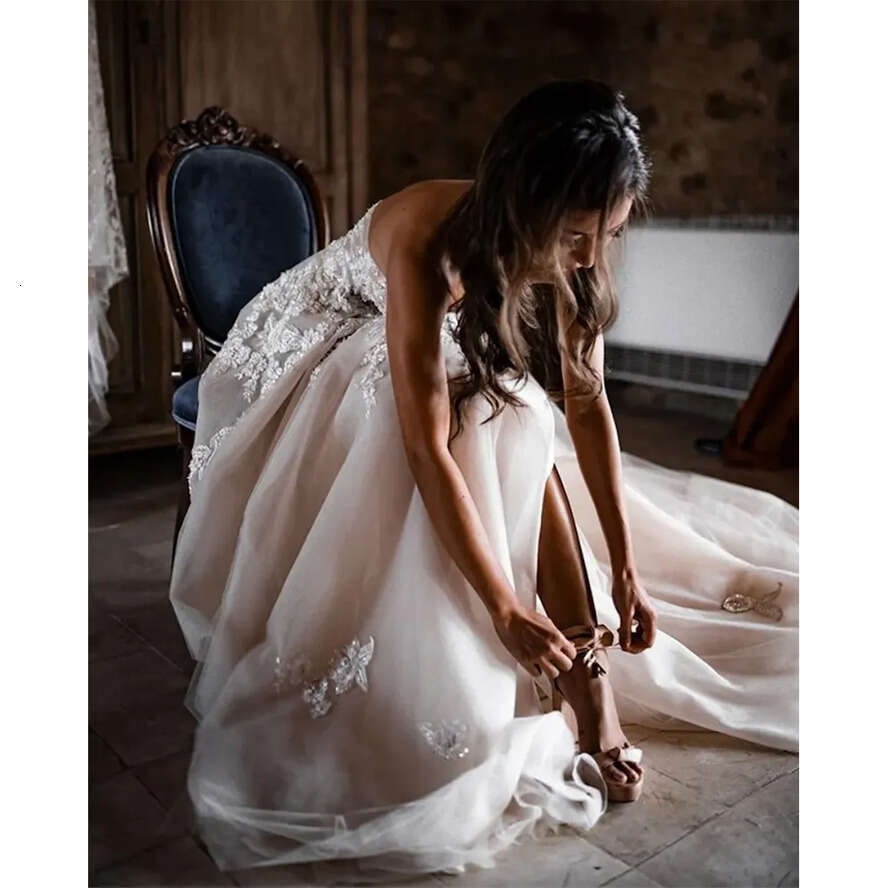 Bohemian 2024 Country Dresses Sweetheart Beaded Boho Lace Appliqued Bridal Gowns Backless Vintage Sweep Train Beach Wedding Dress 0509