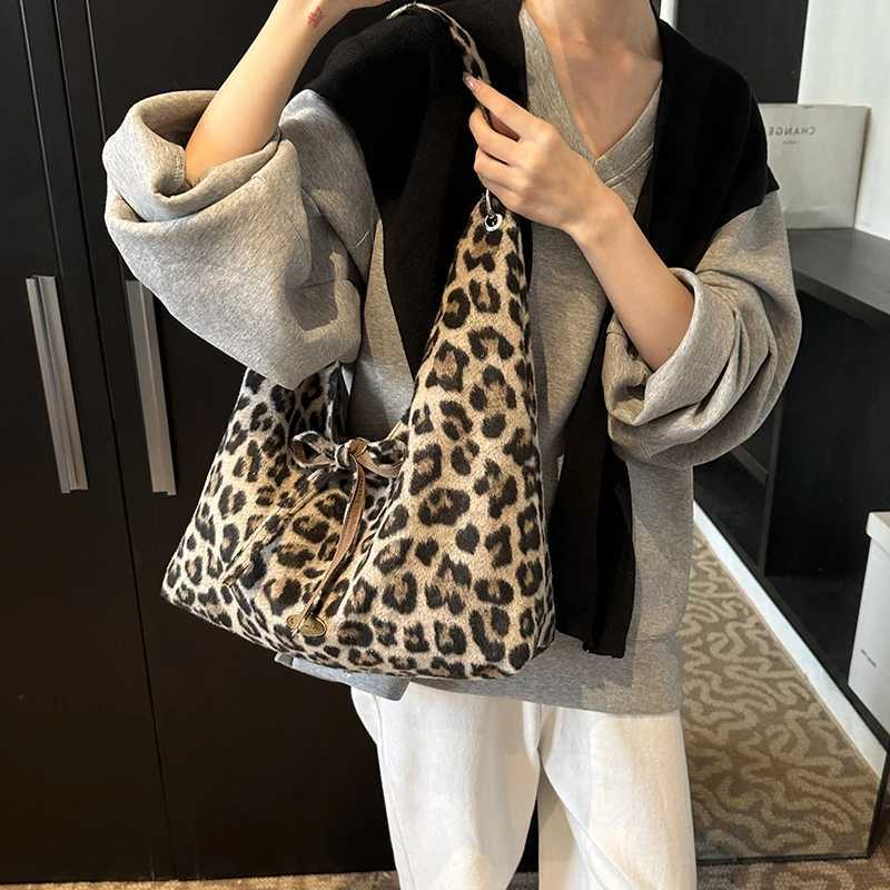 High quality leopard print Wen shoe bag with large capacity 2024 new autumn and winter cross body bag for leisure Cmuting Y241113