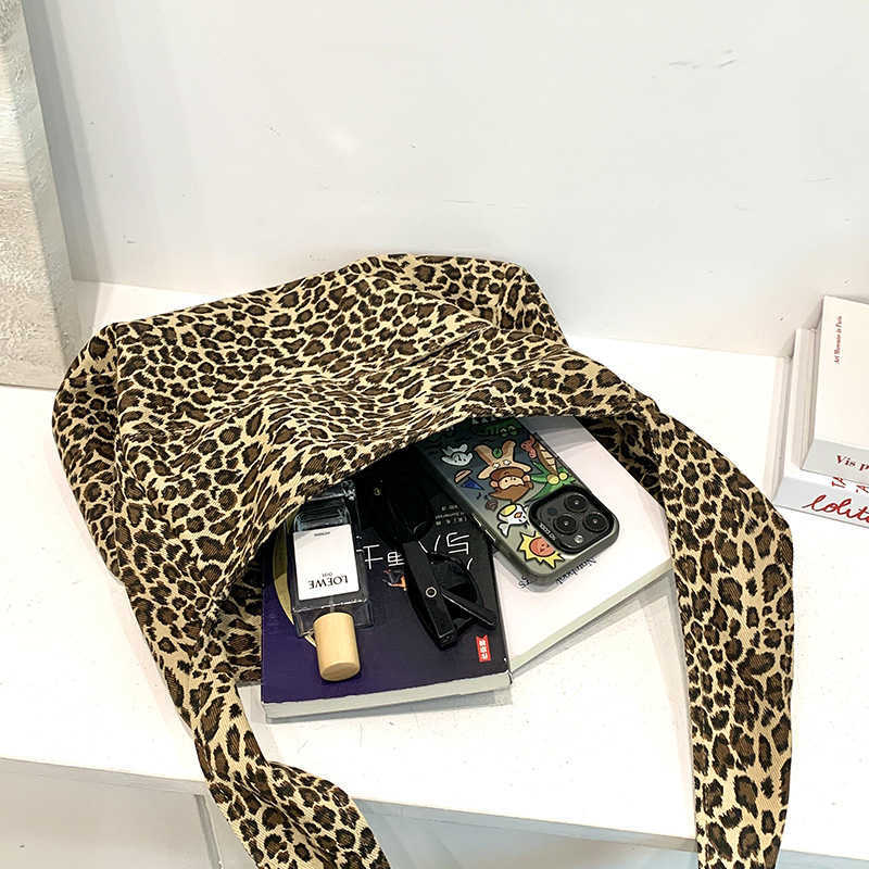 Korean version leopard print cotton tote bag for women 2024 new fashion trend simple commuting bag casual shoulder bag 241113