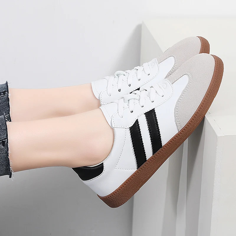 Womens shoes fashion casual apartment vulcanized shoes womens shoes outdoor walking sports shoes womens comfortable classic shoes black and white 2411