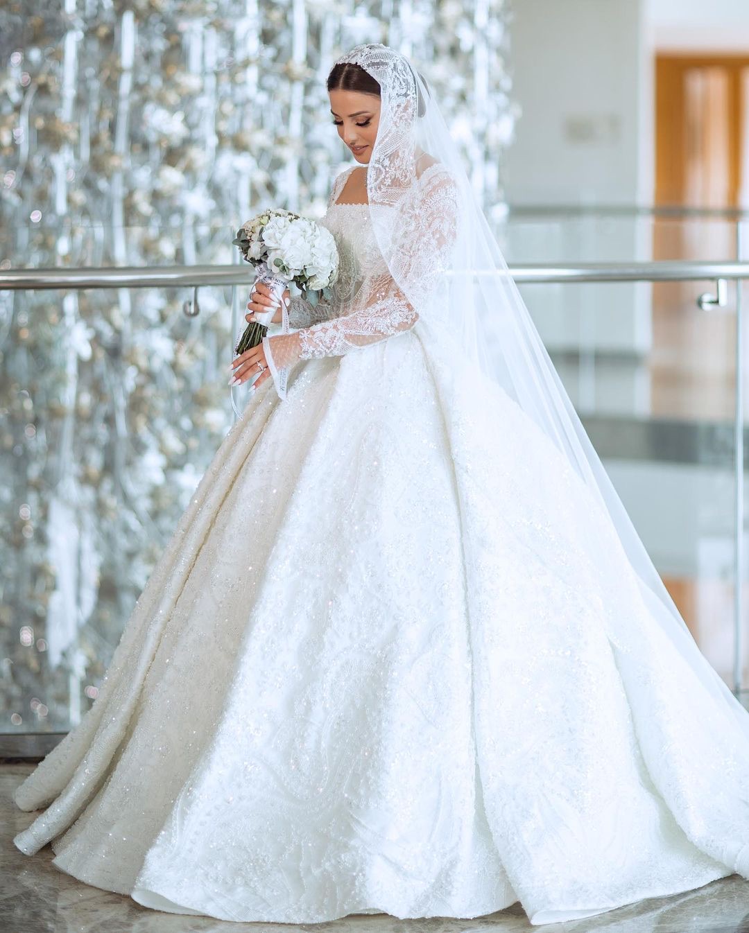 Saudi Arabic Ball Gown Wedding Dress Square Neck Long Sleeves Sequins Lace Wedding Dresses Ruffle Dubai R Bridal Gowns Plus Size 0616