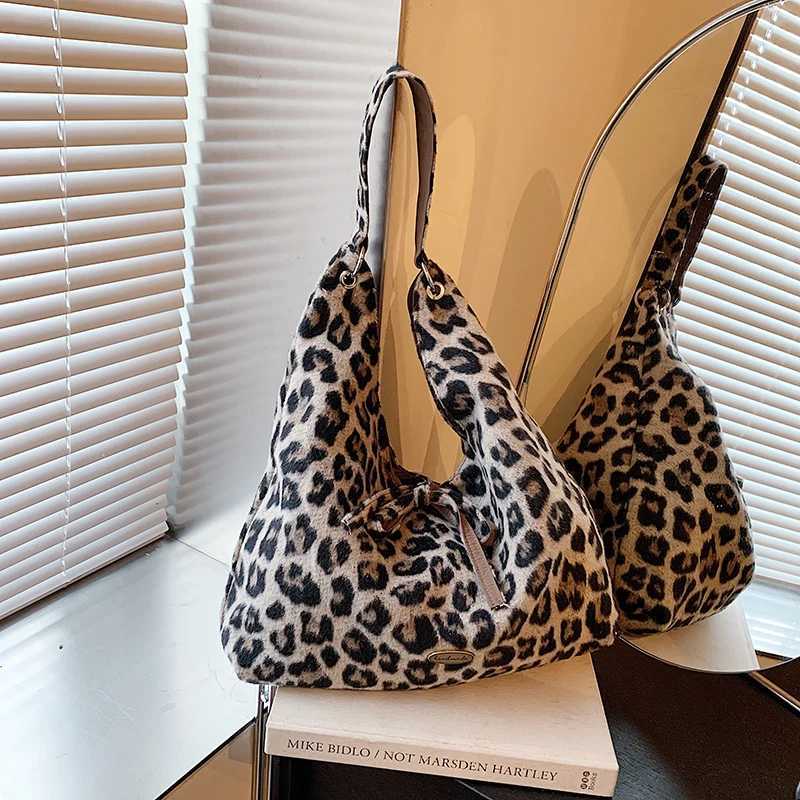 High quality leopard print Wen shoe bag with large capacity 2024 new autumn and winter cross body bag for leisure Cmuting Y241113