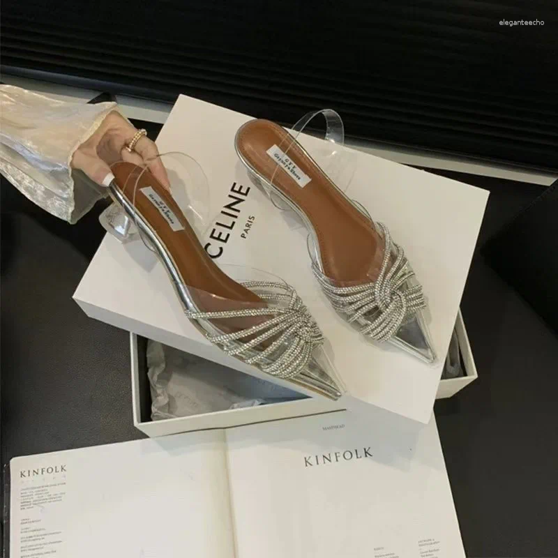 2025 S Fashion Designer Sandals PVC Transparent Women Pumps Crystal Mid Heels Rhie Pointed Toe Bridesmaid Wedding Shoes Atos