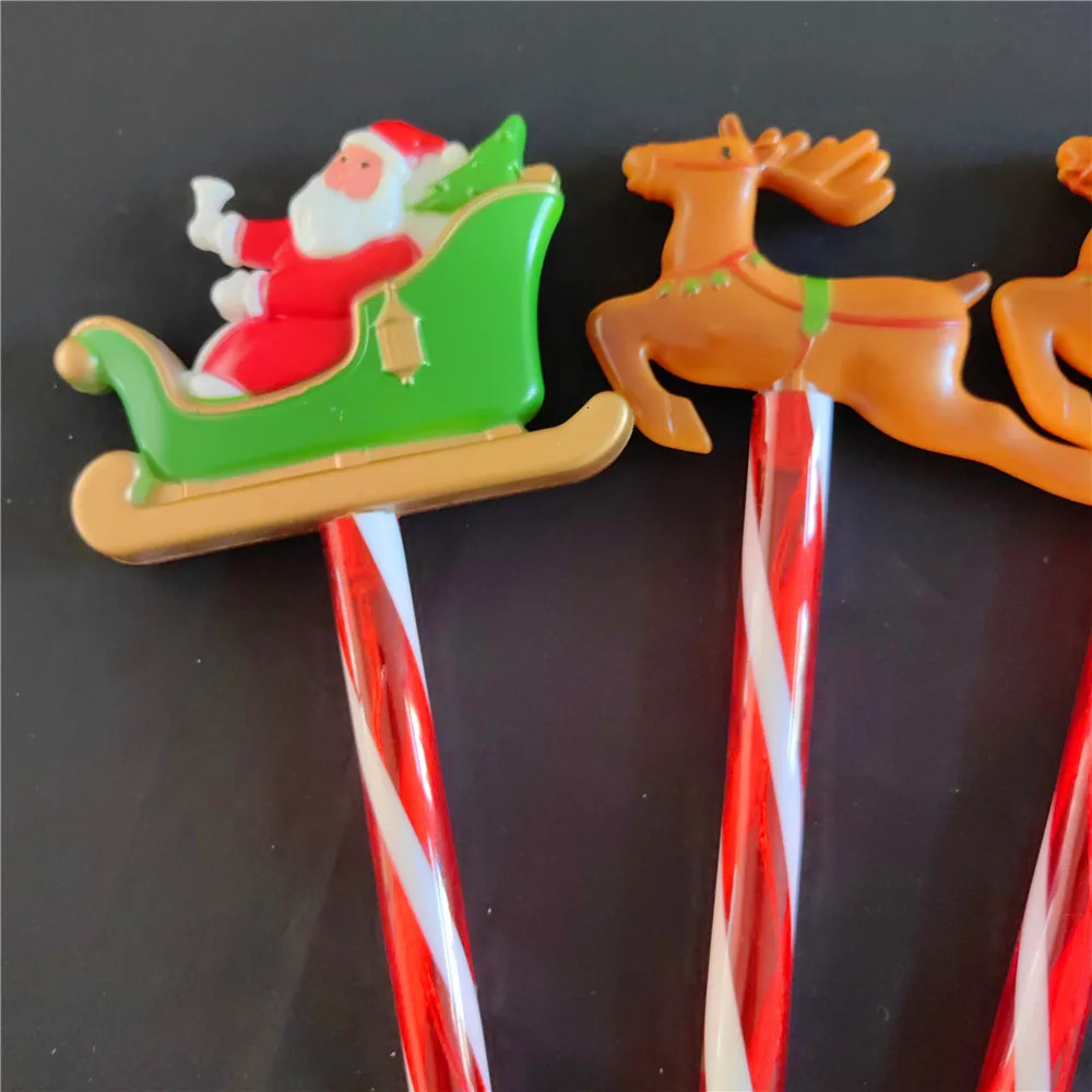 5pcs SolarPowered Christmas Santa Sleigh and Reindeer Lawn Stake Decoration Set Oudoor Festive LED Lights Garden Decor 800 241113