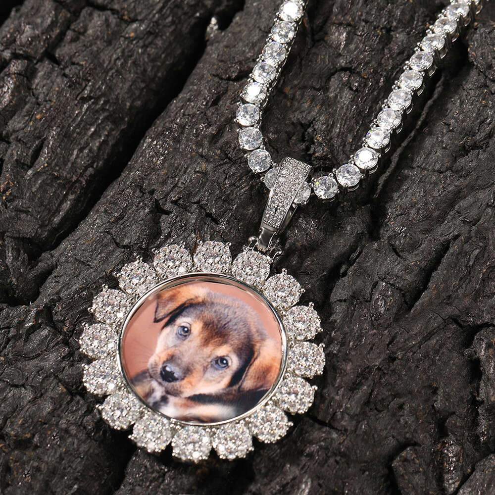 Top Quality Hip Hop Cute Custom Photo Round Frame Pendant Necklace Sparkly Cubic Zirconia Diy Picture Personalized Mens And Womens Necklaces Bling Cry