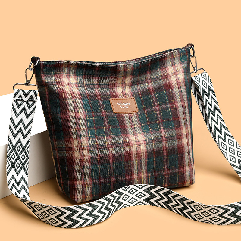 2025S Designer Fashion Shoulder Bags Plaid Pattern Zipper Closure Polyester Ed Clutch Purse Messenger Handbags