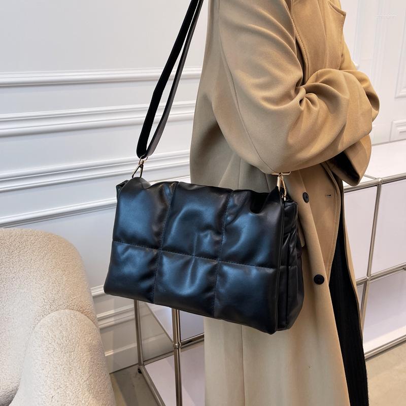 2025 NEW Totes Foreign Trade Women's Bag Large Capacity Cotton Coat Female Autumn And Winter Fashion Retro Rhombus Embroidery Thread Shoulder zha