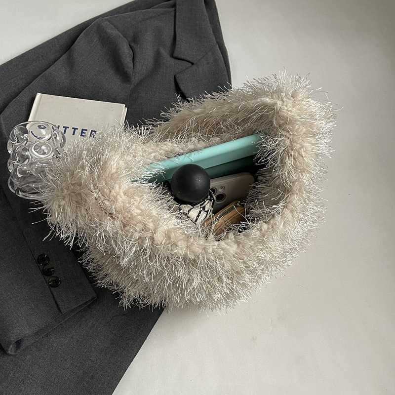 Small Korean version popular plush shoulder bag for women 2024, large capacity versatile tote bag, fashionable and simple handbag 241113