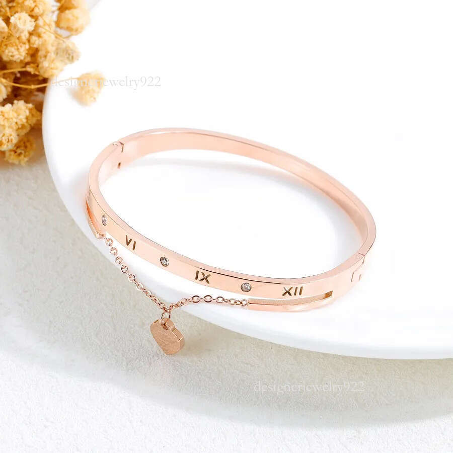 Fashion designer beautiful sparkg dia zircon heart charms bangle bracelet for woman girls 17 cm rose gold titanium steel