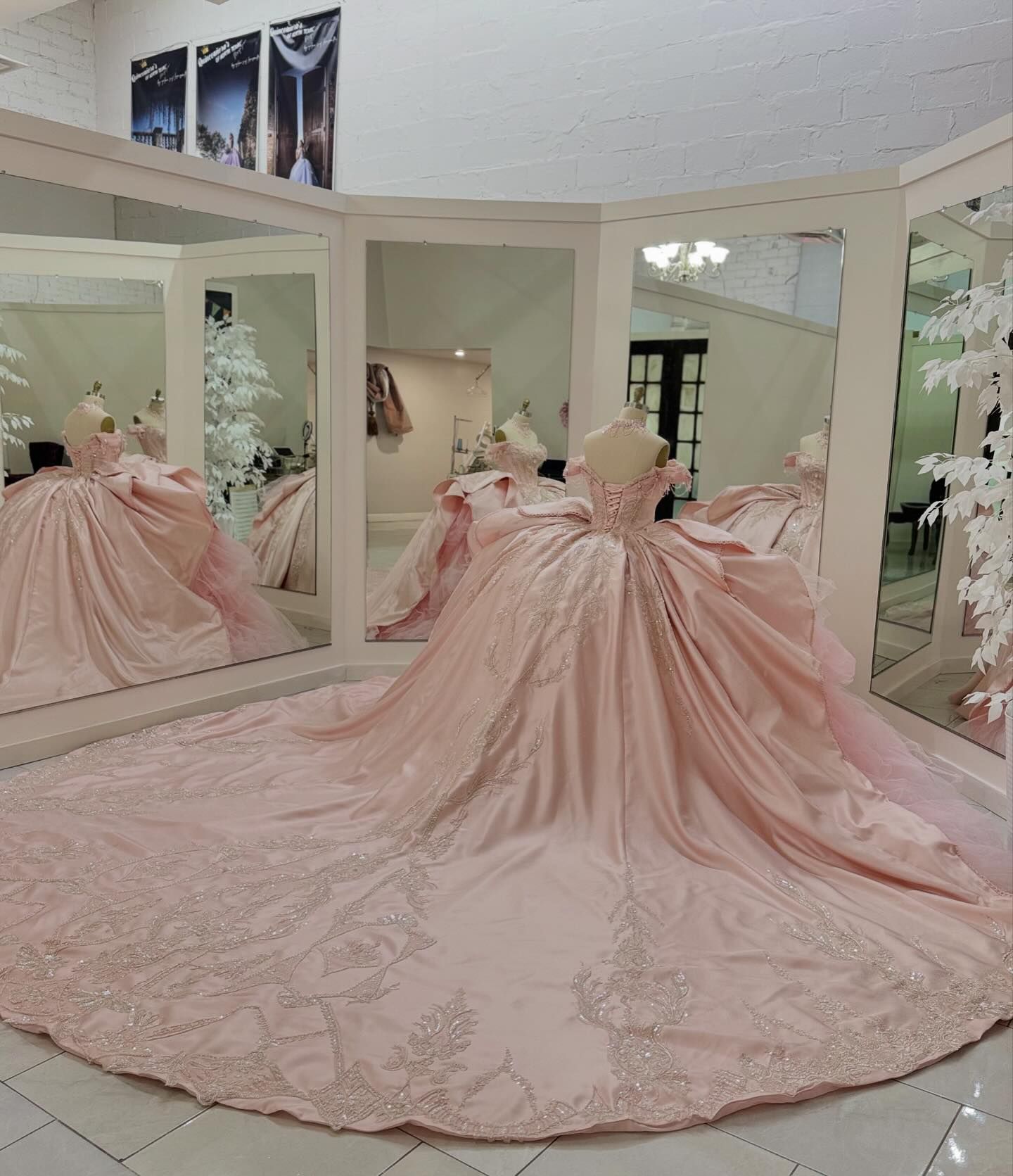 Charming Ball Gown Rhies Quinceanera Dresses Pearls Prom Gowns Off The Shoulder Necke Sixteen Sweet 15 Corset Satin Masquerade Dress