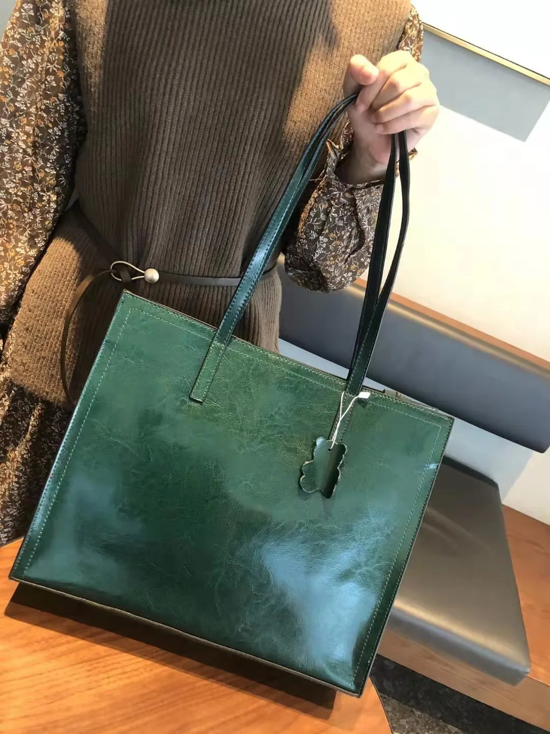 Real leather womens bag with large capacity compared to single shoulder fashionable and sporty 241112