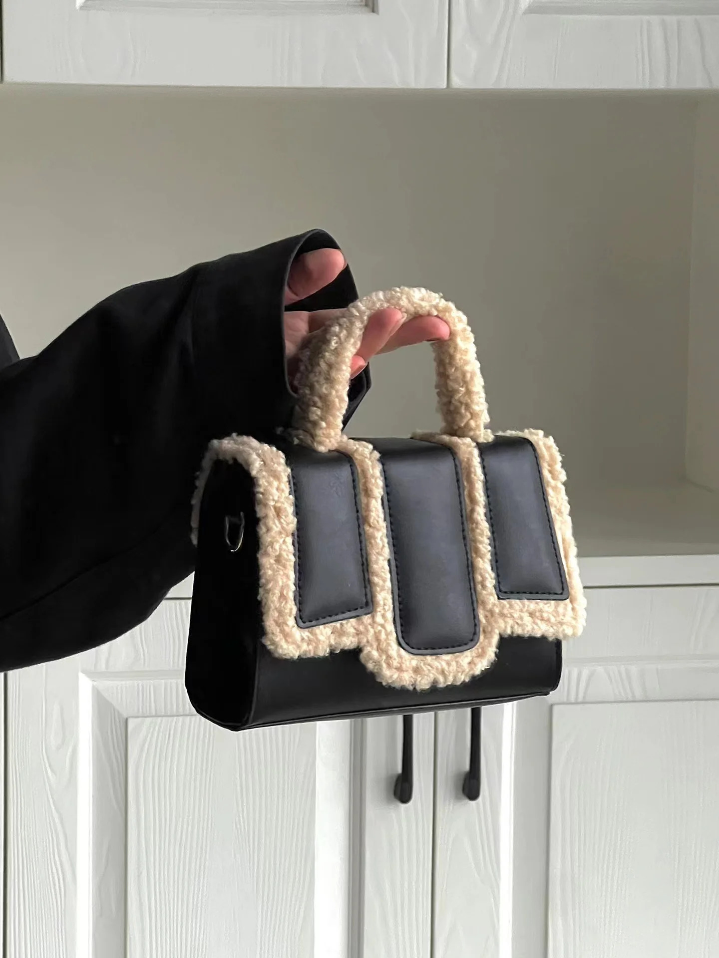 Lamb Wool Spliced PU HandBag Women Autumn/Winter Simple Advanced Small Black Bag Exquisite Versatile Crossbody Bag 241114