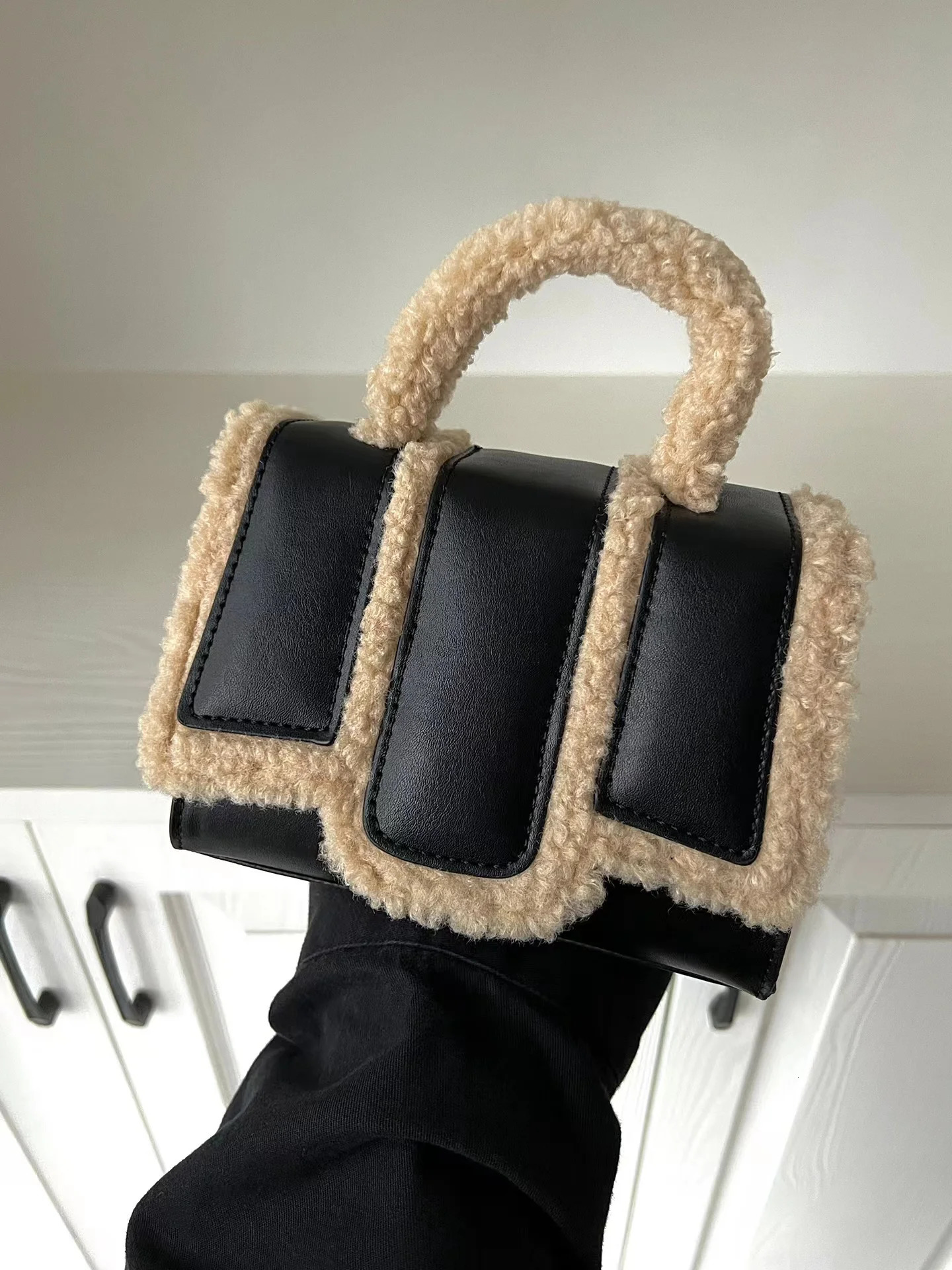 Lamb Wool Spliced PU HandBag Women Autumn/Winter Simple Advanced Small Black Bag Exquisite Versatile Crossbody Bag 241114